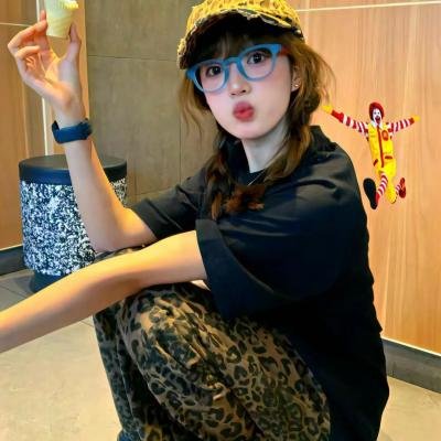 滑板女孩